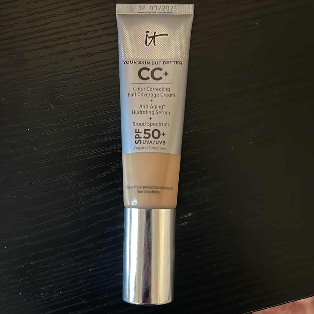 it cosmetics cc+ in shade light